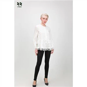 Blusa Bordada de Algodão Branco com Gola Redonda